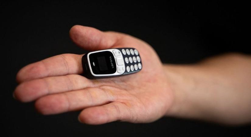A rendőrség mini mobiltelefonok tucatjait foglalta le börtönökben