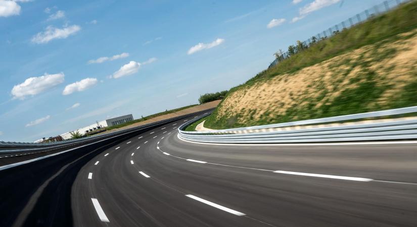 250 km/órával kanyarodtunk a zalai oválpályán