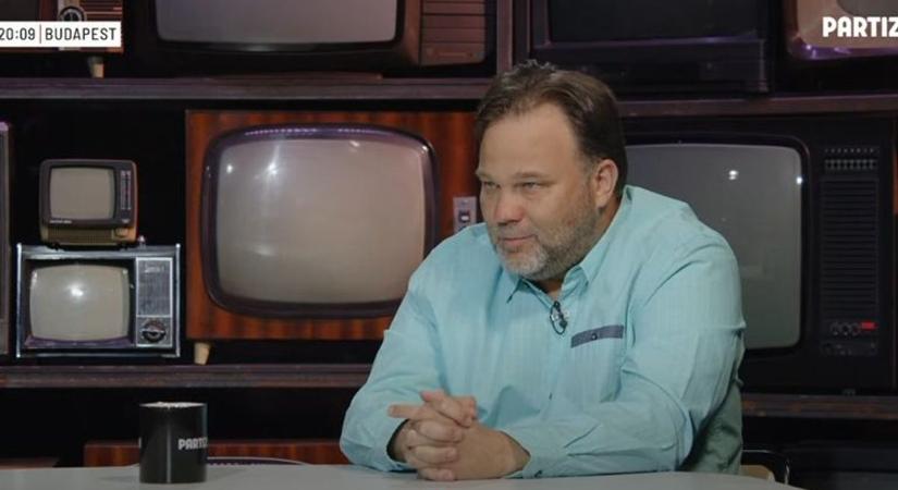 Az Orbán-gyűlölő humorista az anyját is felrobbantaná, közben sortüzet vizionál