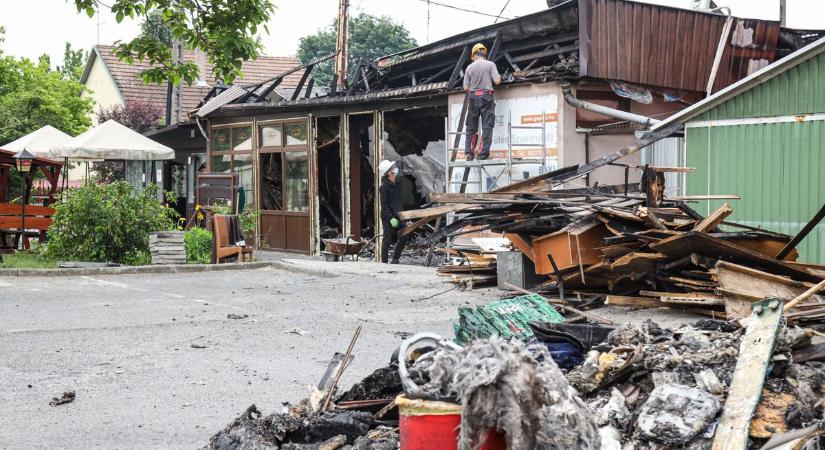 Feltűnő dolog zajlik a leégett Evezős Csárdában, minden arra járó azt figyeli – videóval, galériával