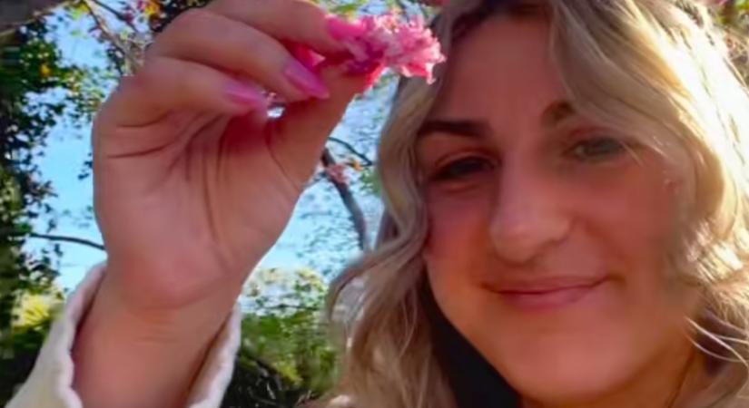 Szelfizni akar a virággal a nő: amit a golden retriever tesz, azon milliók nevetnek - Videó