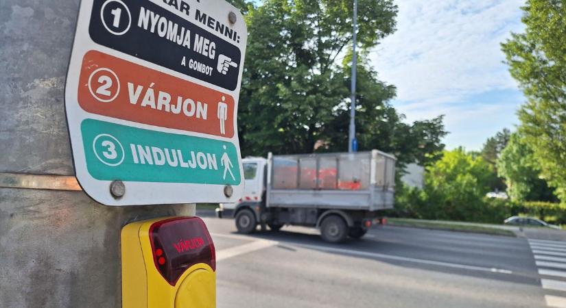 Egy „trükkös” jelzőlámpa fogja meg az autósokat Tatán, utánajártunk a rejtélynek!