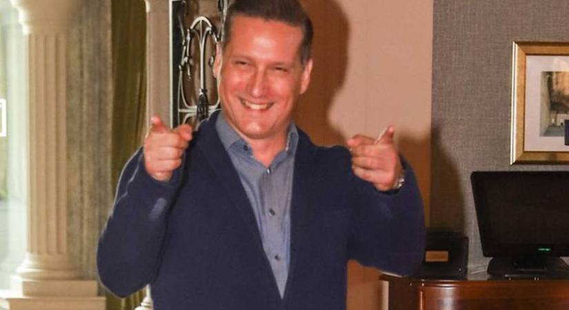 Pély Barna először tett ki olyan képet, amin jól látszik a kislánya: Abigél a gitárján szundizott