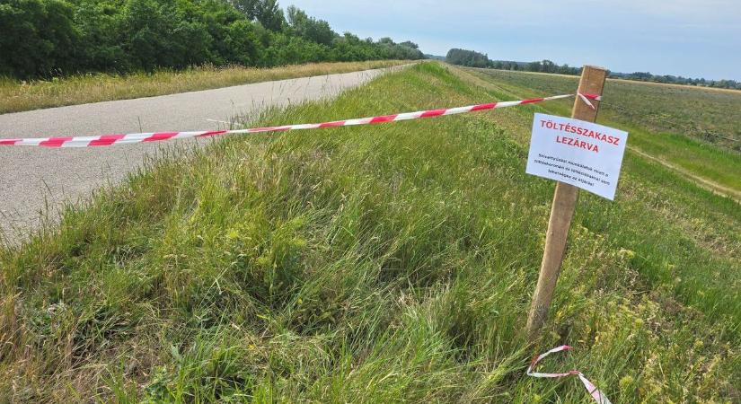 Vigyázat, lezárva! Jobb lesz elkerülni ezt a töltésszakaszt