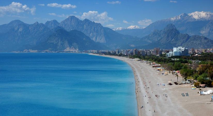 Miamihoz hasonlítják: Európa legmelegebb tengervizével csábít ez a strand