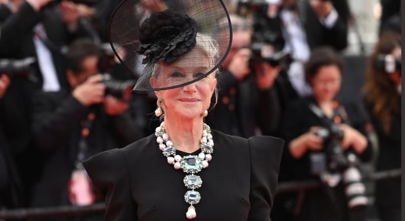 400 karátnyi drágakővel kirakott ékszer lógott Helen Mirren nyakán a cannes-i vörös szőnyegen