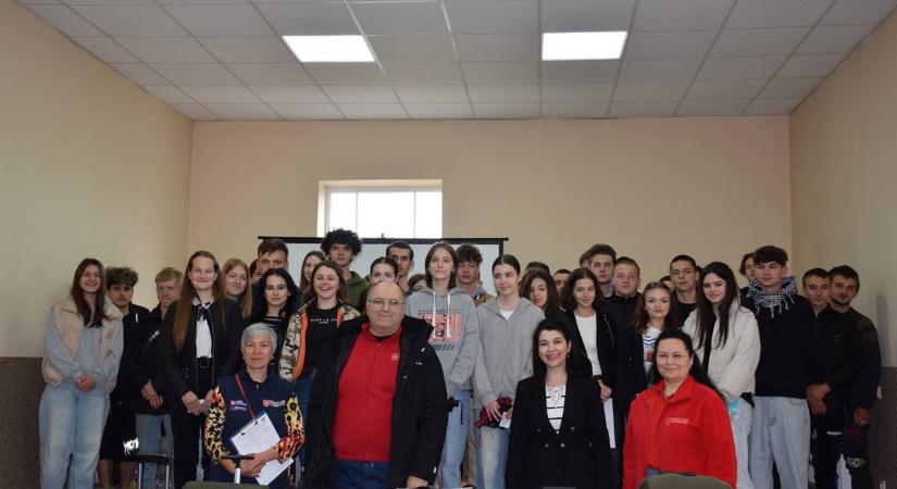 Bőrönd a jövőbe: Újabb máltai segélyakció - Útravalót kaptak a végzős diákok