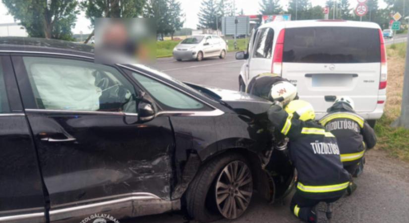 Három autó ütközött Galamboknál