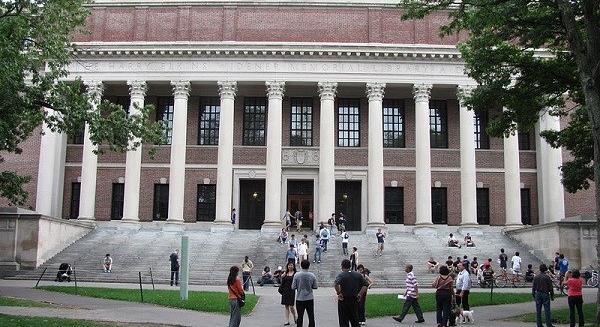 Nem vehet fel a következő szemesztertől kezdve külföldi hallgatókat a Harvard