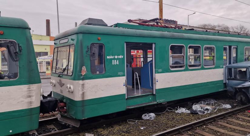 Baleset Csepelen: autóval ütközött egy HÉV szerelvény, a teljes vonalon leállt a közlekedés