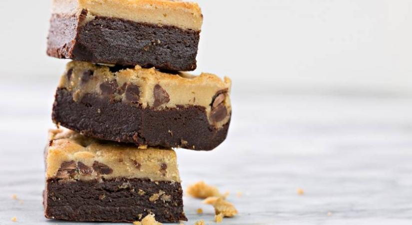 Tömény fekete-fehér brownie: fehér csokis réteg kerül a tetejére