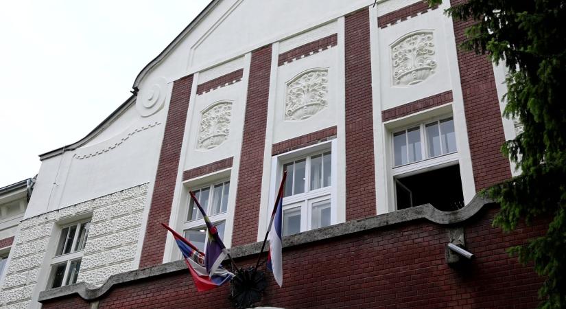 Leszakadt a plafon egy része az Óbecsei Gimnáziumban
