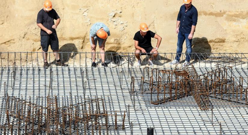Kevesebben dolgoznak és tovább tart a munkakeresés
