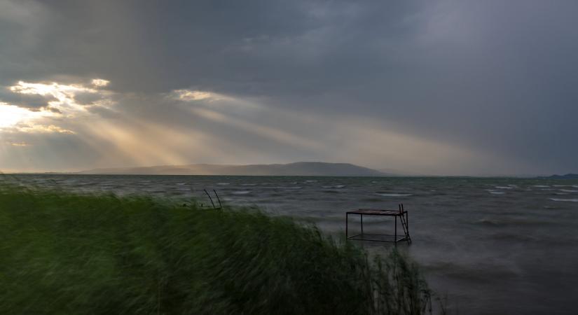 Lenyűgöző, félelmetes - viharvideók a Balatonról