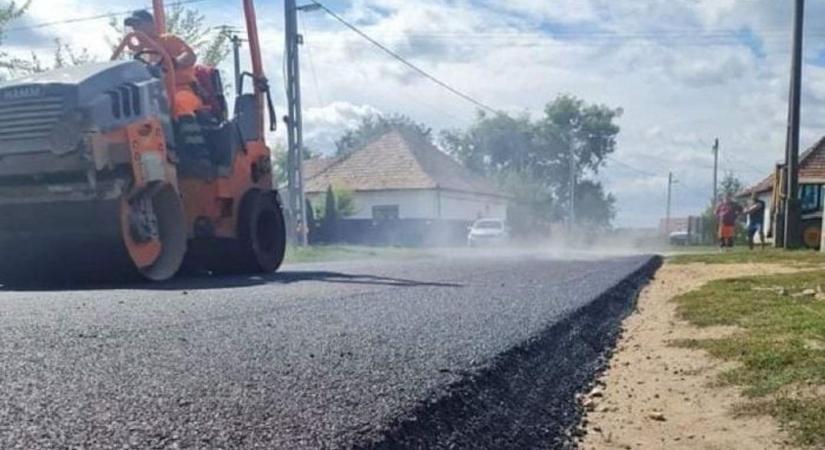 Útlezárás a Rév utcában, kezdődik az aszfaltozás