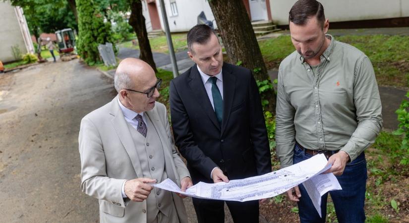Hömpölygött a lezúduló víz az úton, ez fog megszűnni Zalaegerszegen ebben az utcában