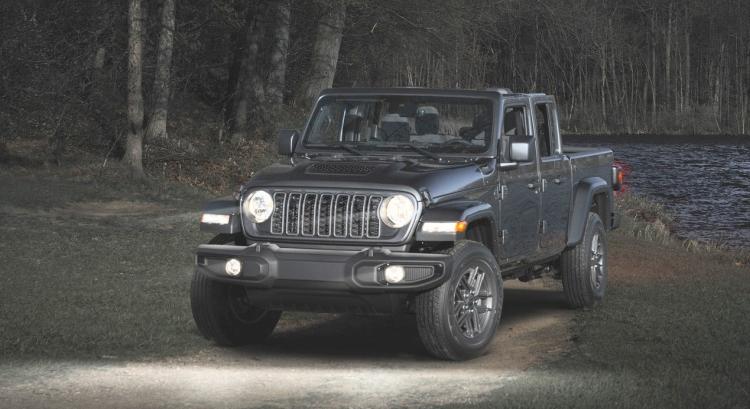 Jeep Gladiator Dark Sky – új szintre emelt platós terepjáró