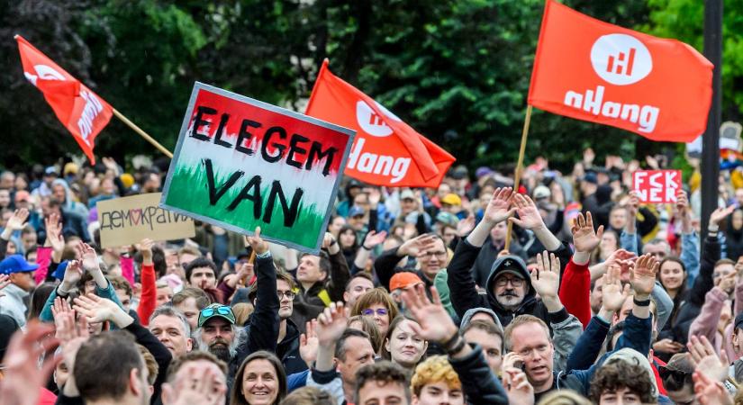 „Van, amikor nincs hova hátrálni” – Országszerte tiltakozásokat szervez a Fidesz átláthatóságinak nevezett törvénye ellen az aHang