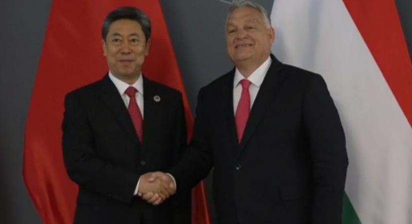 Orbán Viktor a Kínai Kommunista Párt titkárának hálálkodott a sok debreceni akkugyárért