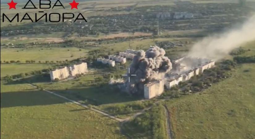 Videón a hatalmas pusztítás: modernizált orosz bombák hullottak Ukrajnára (Videó)