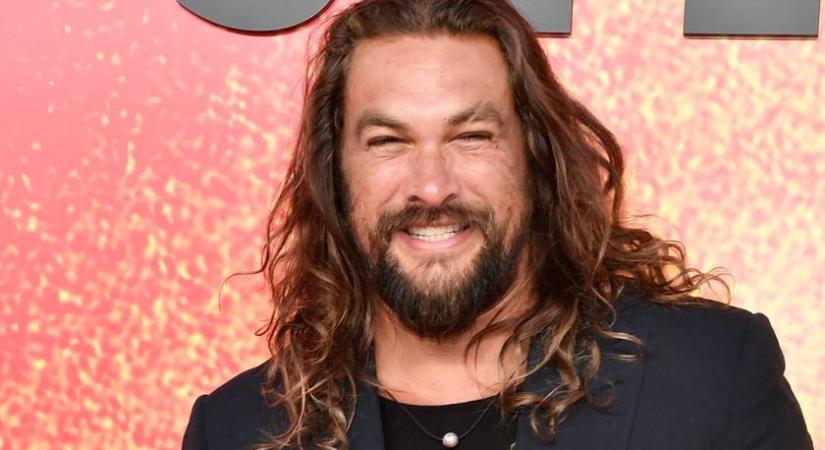 Jason Momoa és 13 évvel fiatalabb párja Cannes-ban: a színész nem is tudta levenni Adria-ról a szemét