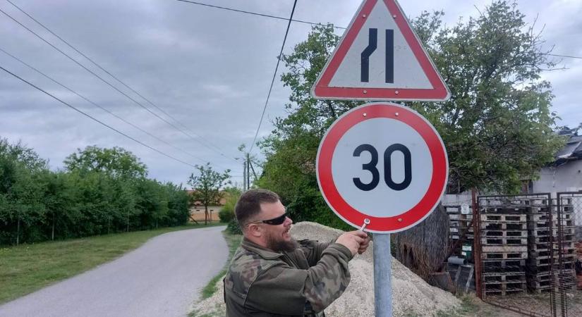 Eltűntek a közlekedési táblák, partikellékké váltak – most az önkormányzat fizet
