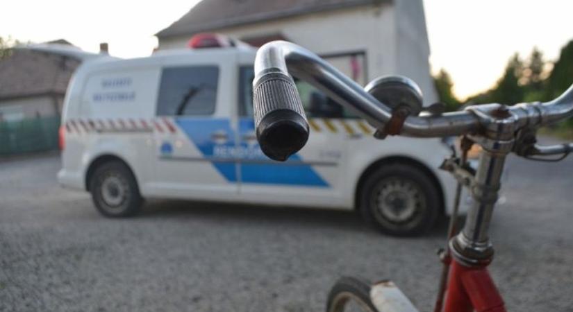 Árokba sodort egy biciklist a kamionos