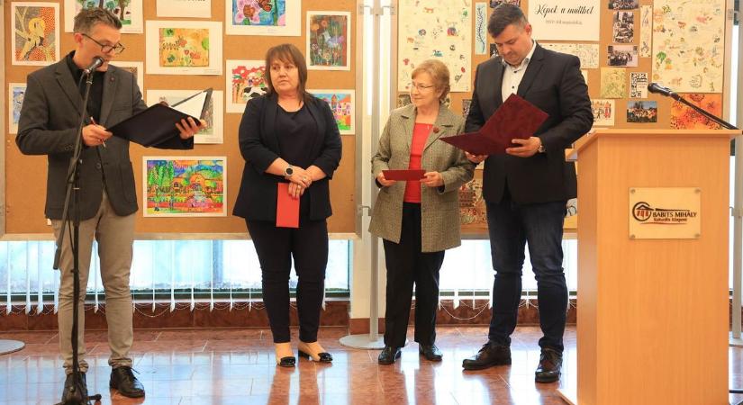 Diákkezek alkotta festmények a paravánokon (videó)