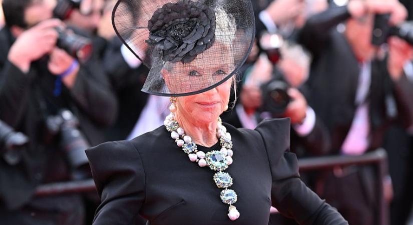 Ezt látnod kell! A 79 éves Helen Mirren grandiózus ékszerekkel, végzett asszonyaként vonult Cannes-ban