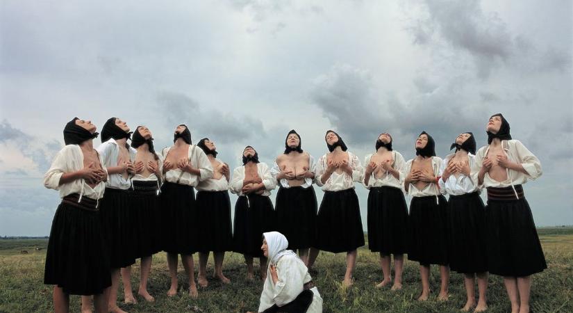 Marina Abramović 70 meztelen testtel mutatja be az ősi balkáni szexuális rítusokat