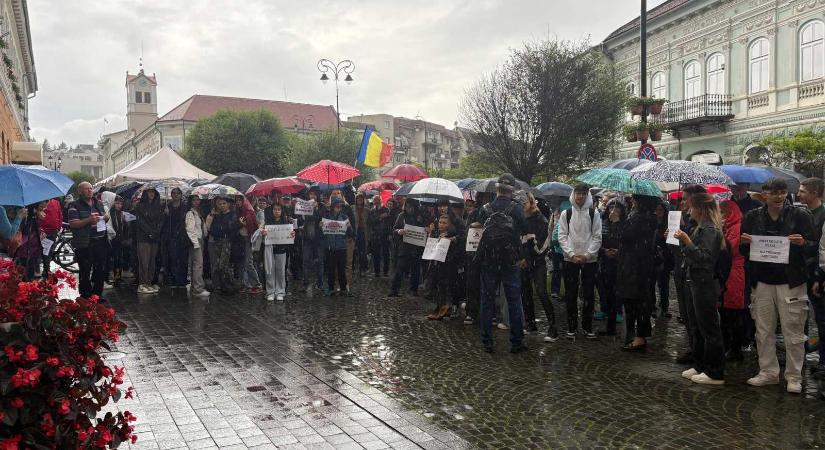 Tüntettek a sepsiszentgyörgyi városháza előtt a román iskola elhúzódó felújítása miatt