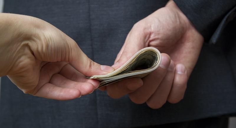 Korrupció az adóhatóságnál: havi védelmi pénzt kért az ANAF ellenőre