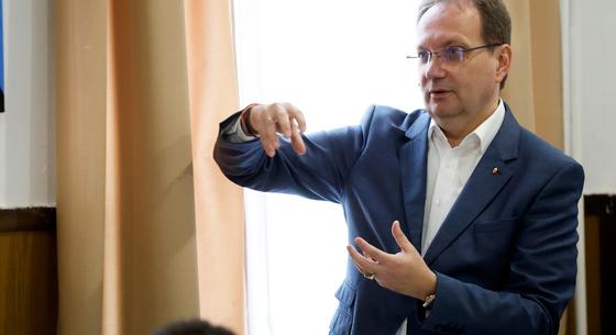 A fideszes Hoppál Péter 16 éve képviselő, de most jött rá, hogy fontos a kapcsolat a választóival, ezért elindította a Hoppálinfót