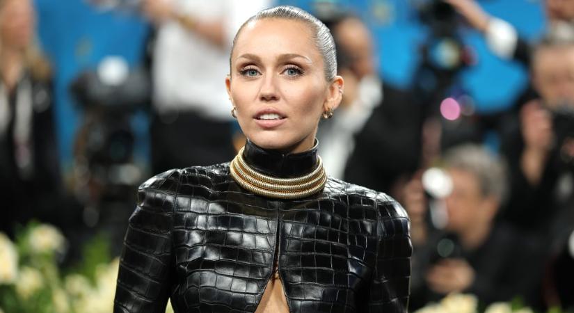 Súlyos fertőzést kapott Miley Cyrus, miután a hollywoodi hírességek sétányán fetrengett