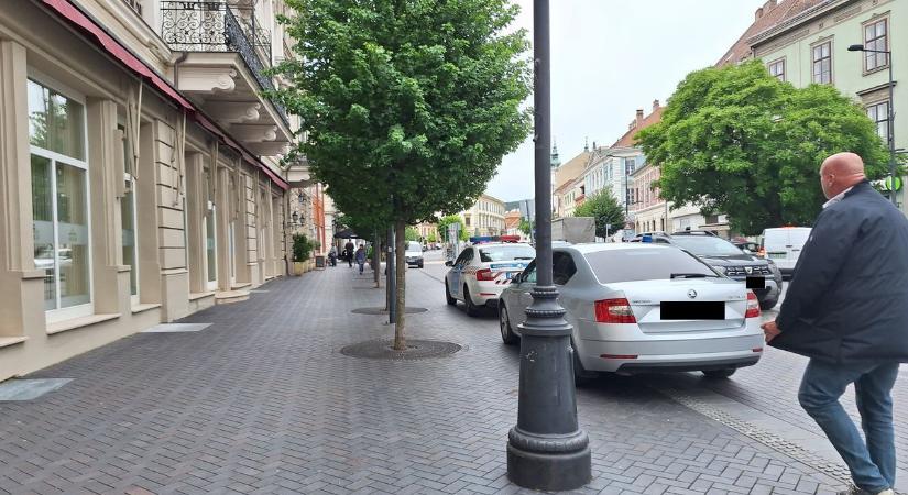 Rosszul lett és meghalt egy pénzhamisítással gyanúsított bolgár férfi a Dunántúlon, miután ellenállt a rendőröknek, és ezért megbilincselték