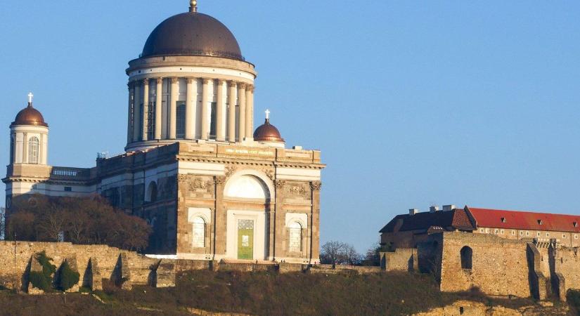 Holttest van egy híres magyar város közepén, emberek ezrei mennek el mellette minden nap