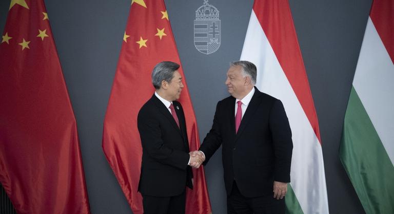 Orbán Viktor intenzív diplomáciai napot zárt, két ország vezetőjével is tárgyalt