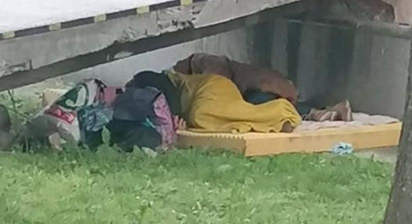 Azt hittük, már mindent láttunk de a miskolci hajléktalanok most durván szintet léptek- fotó!