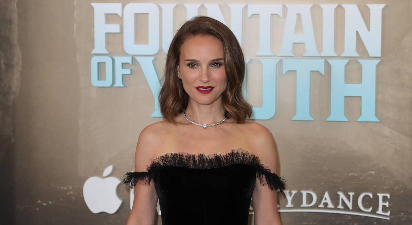 Natalie Portman piros miniruhájától mindenki elájul