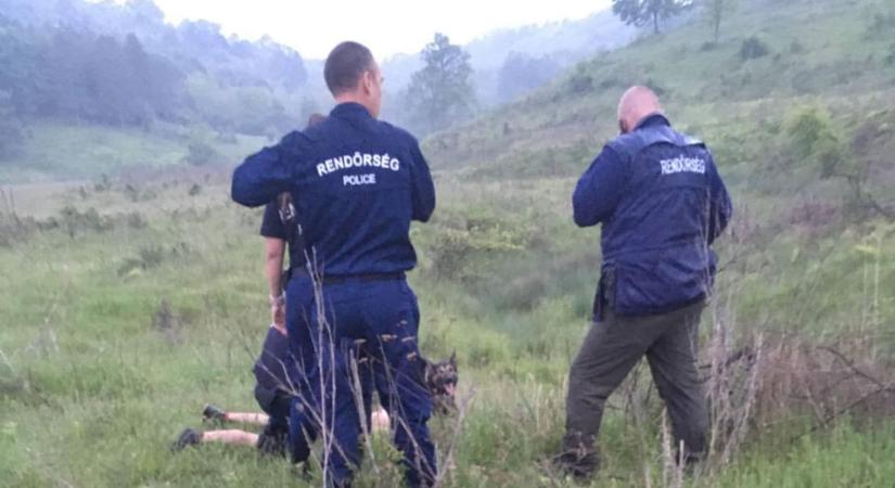 Irgalmatlan cirkuszt csinált a hajléktalan férfi: lenyúlta egy nő autóját, üldözték a zsaruk és a helyi fiatalok, de aki elkapta, az ellen esélye sem volt