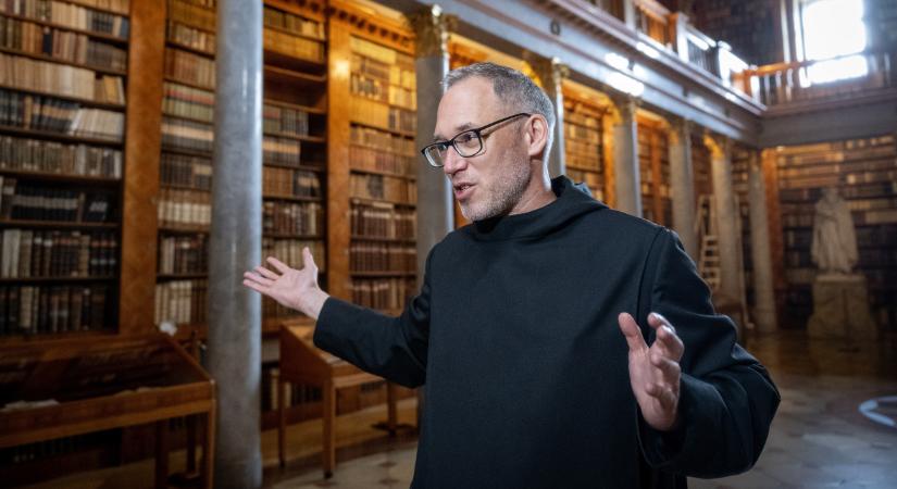 Rovarinvázió a Pannonhalmán: egyesével kell a százezres gyűjteményt megmenteni