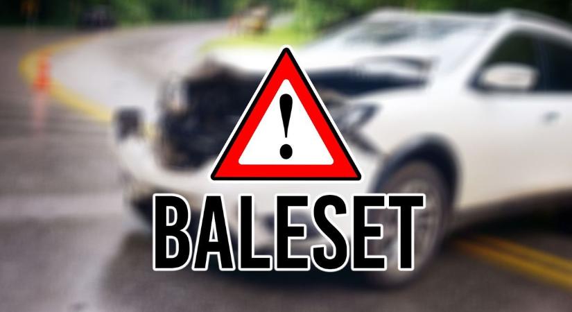 Frontális karambol a 49-es főúton – egy ember beszorult a járműbe!