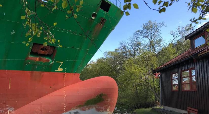 Véletlenül leparkoltak egy 135 méteres hajót valaki háza mellé