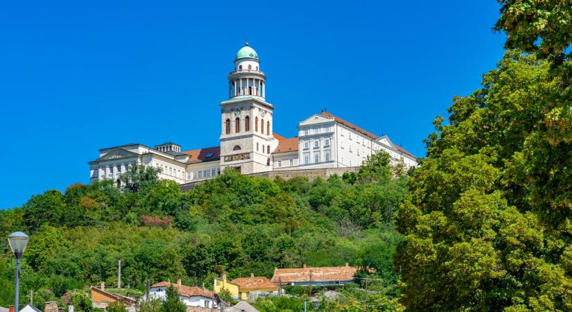 Megtámadták a rovarok a Pannonhalmi Főapátságot: súlyos dologról döntöttek
