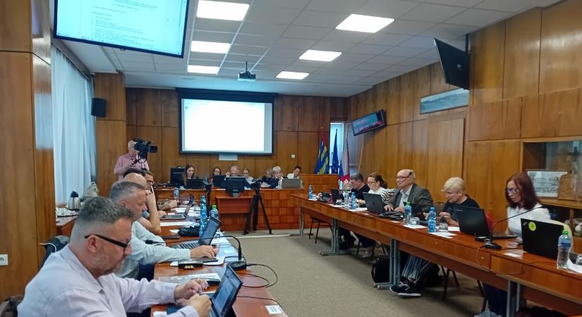 Rendkívüli ülés Párkányban: szabadulnának a bérlőtől