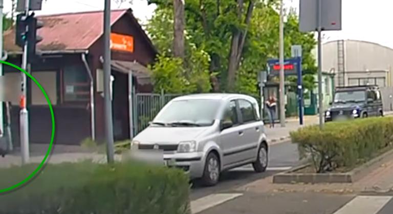Centiken múlt az életük – gyalogosokat sodortak veszélybe a szabálytalan autósok