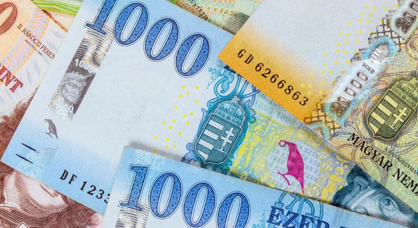 Pénteken is küzdött a forint, mint disznó a jégen