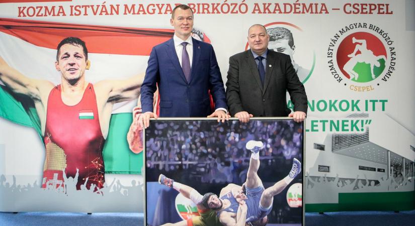 Közpénzmilliók a fideszes szervezeteknek, parkoló egy műemlék helyére