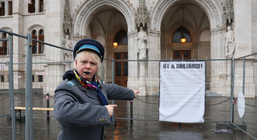 Börtön épült a Kossuth téren, Kiss László papírmása is rács mögé került – fotók