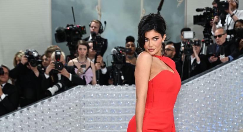 Kylie Jenner felvette Claudia Schiffer 4 és fél milliós bikinijét - Kinek áll jobban?